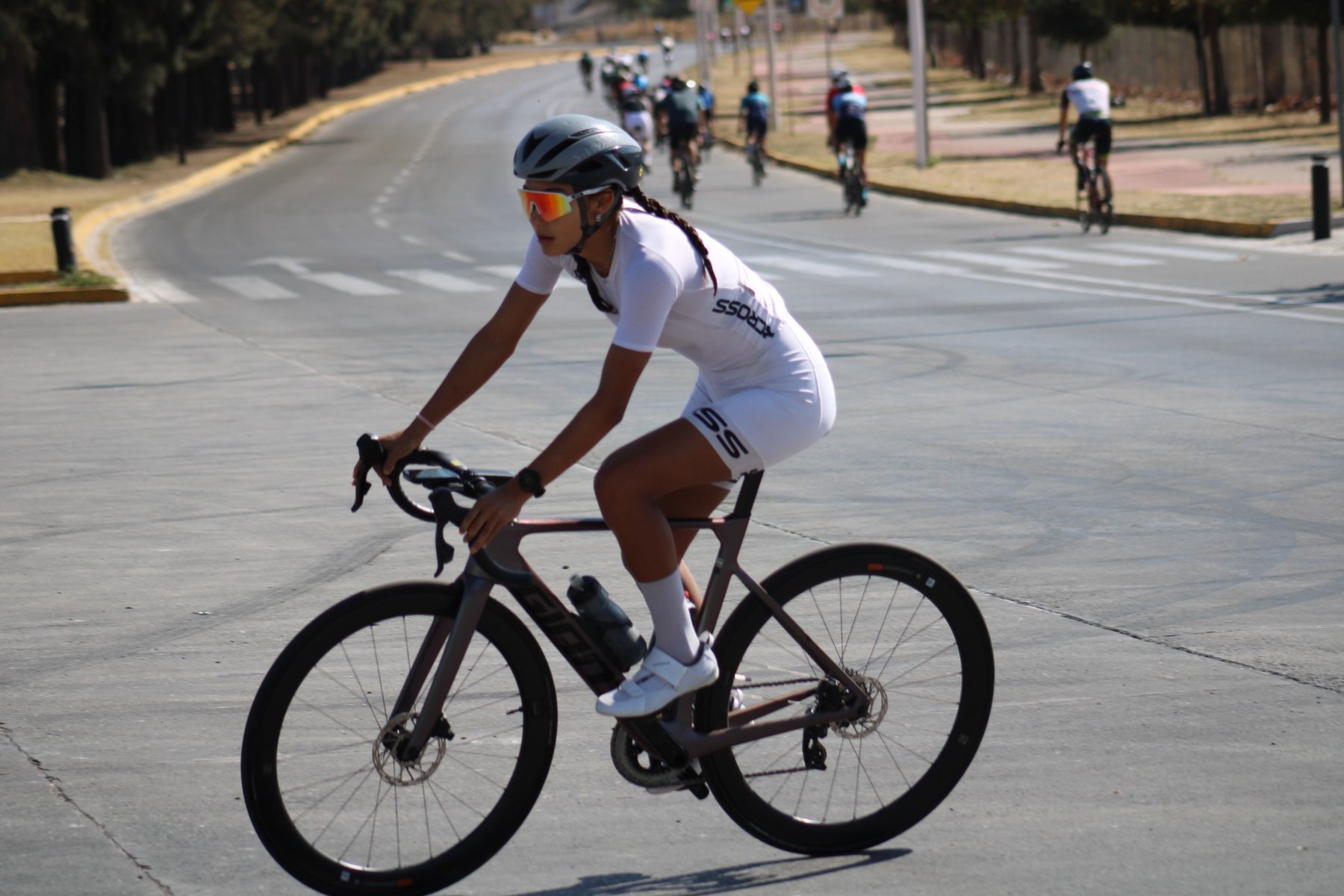Atleta femenina con uniforme XCROSS